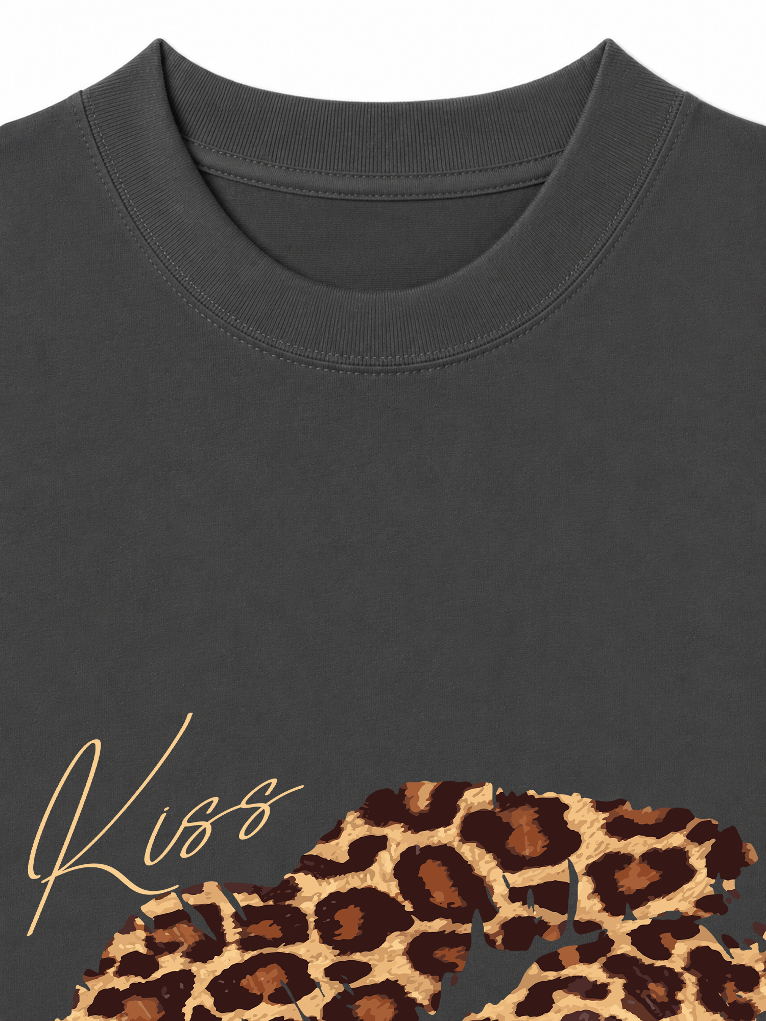 Áo Thun Relaxed Fit Urban Leopard Kiss Lip